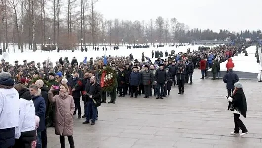 torzhestvenno-traurnaya_ceremoniya_vozlozheniya_venkov_8.jpg