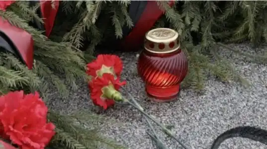 torzhestvenno-traurnaya_ceremoniya_vozlozheniya_venkov_1.jpg