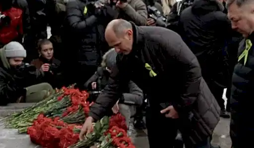 torzhestvenno-traurnaya_ceremoniya_vozlozheniya_venkov_2.jpg