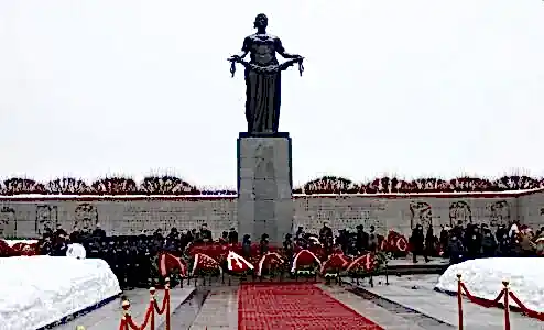 torzhestvenno-traurnaya_ceremoniya_vozlozheniya_venkov_5.jpg