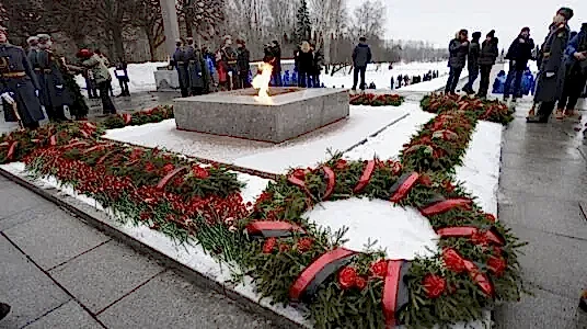 torzhestvenno-traurnaya_ceremoniya_vozlozheniya_venkov_3.jpg