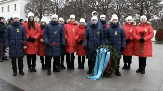 torzhestvenno-traurnaya_ceremoniya_vozlozheniya_venkov_4.jpg