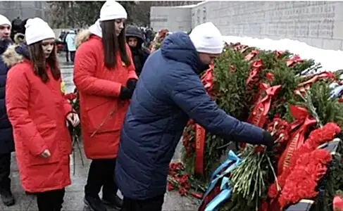 torzhestvenno-traurnaya_ceremoniya_vozlozheniya_venkov_6.jpg
